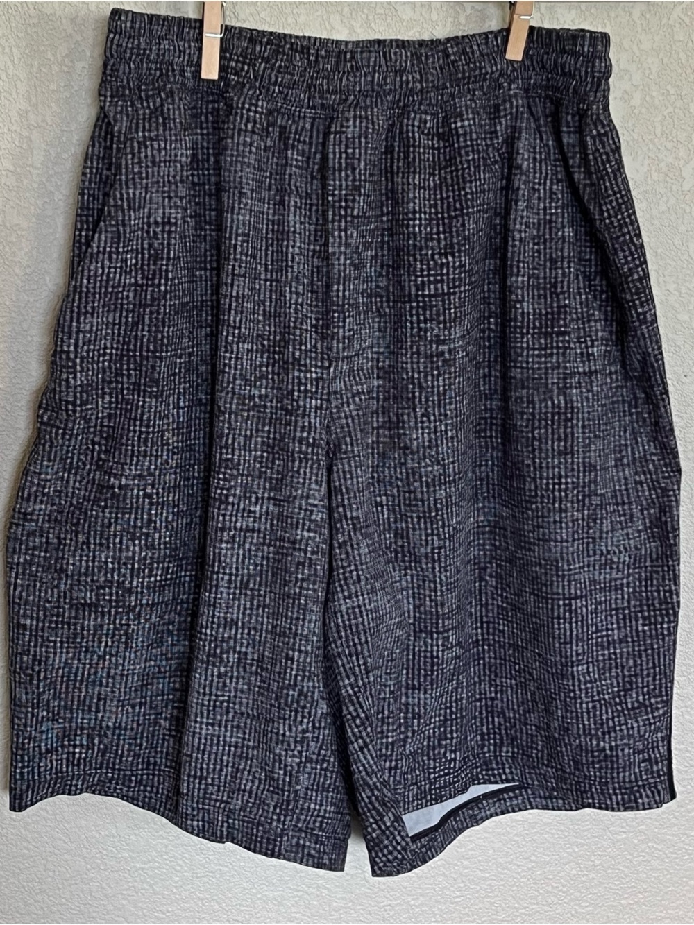 lululemon athletica Men's Black Charcoal Textured Athletic Shorts